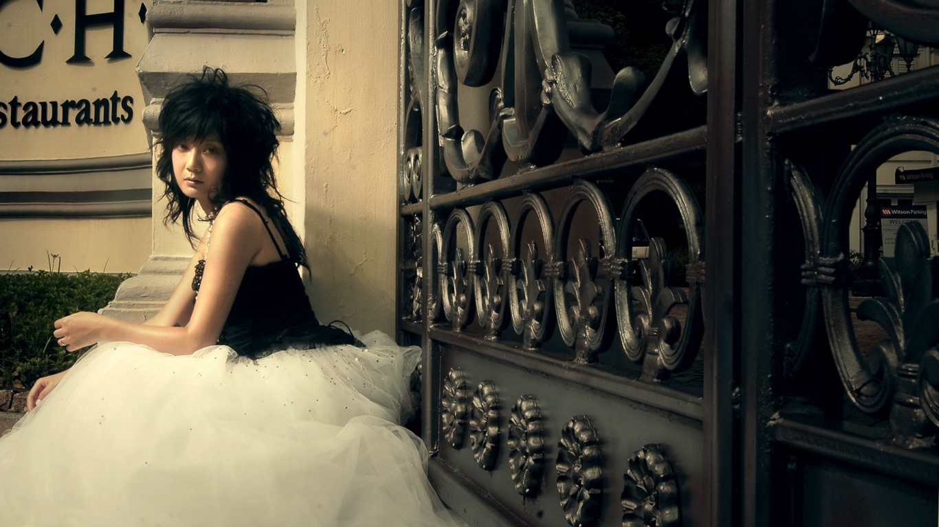 Девушка у ворот