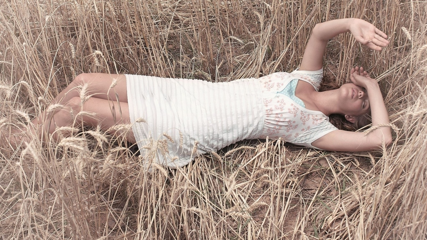 Девушка в поле