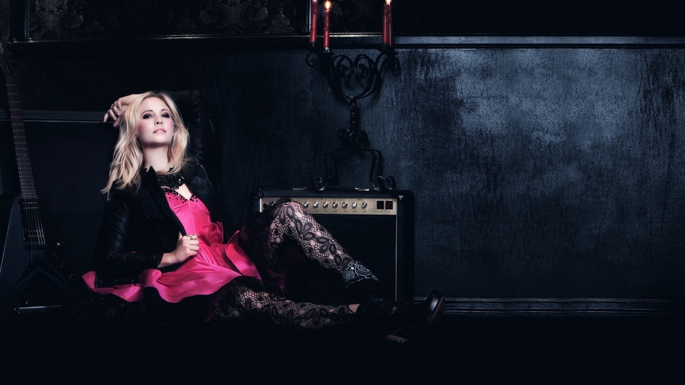 белокурая Candice Accola