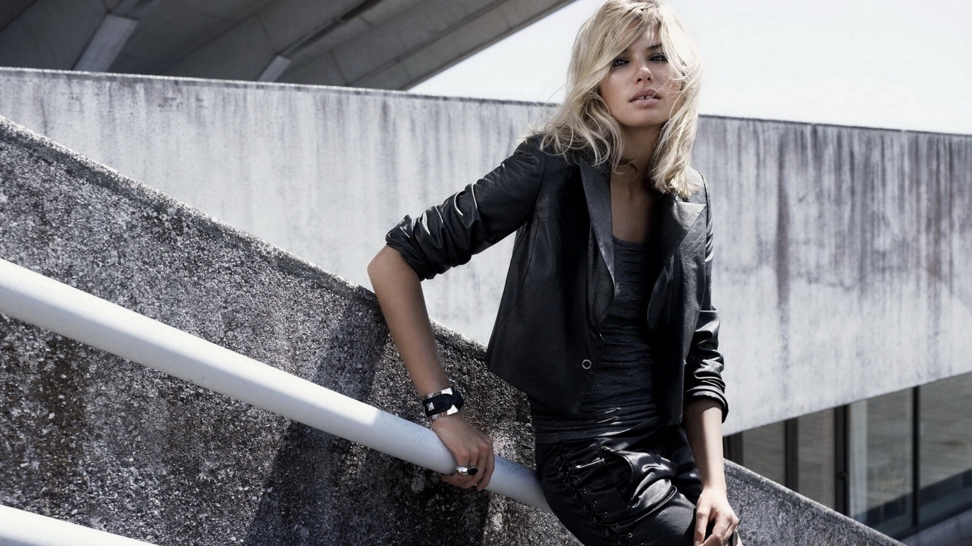 Блондинка Джессика Харт (Jessica Hart)