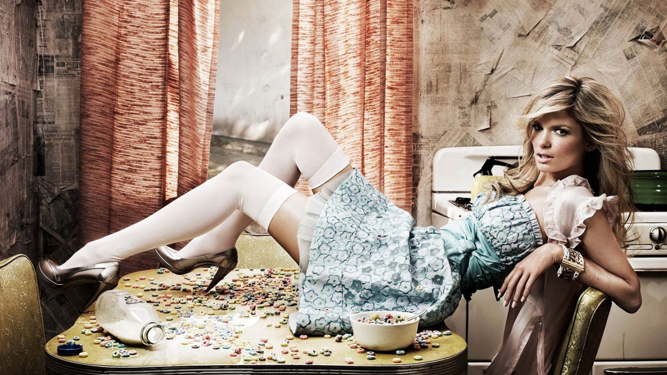 Мариса Миллер на столе (Marisa Miller)