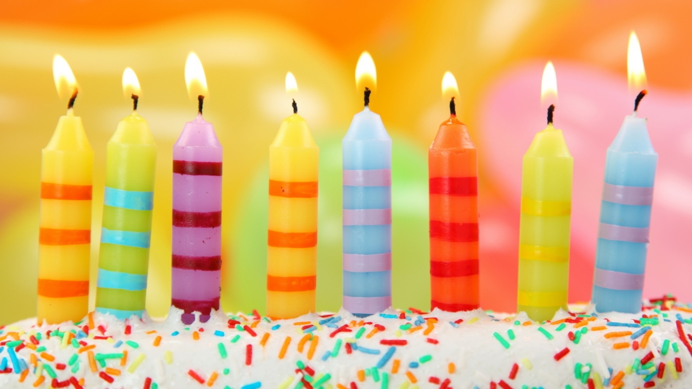 Праздничный торт со свечами