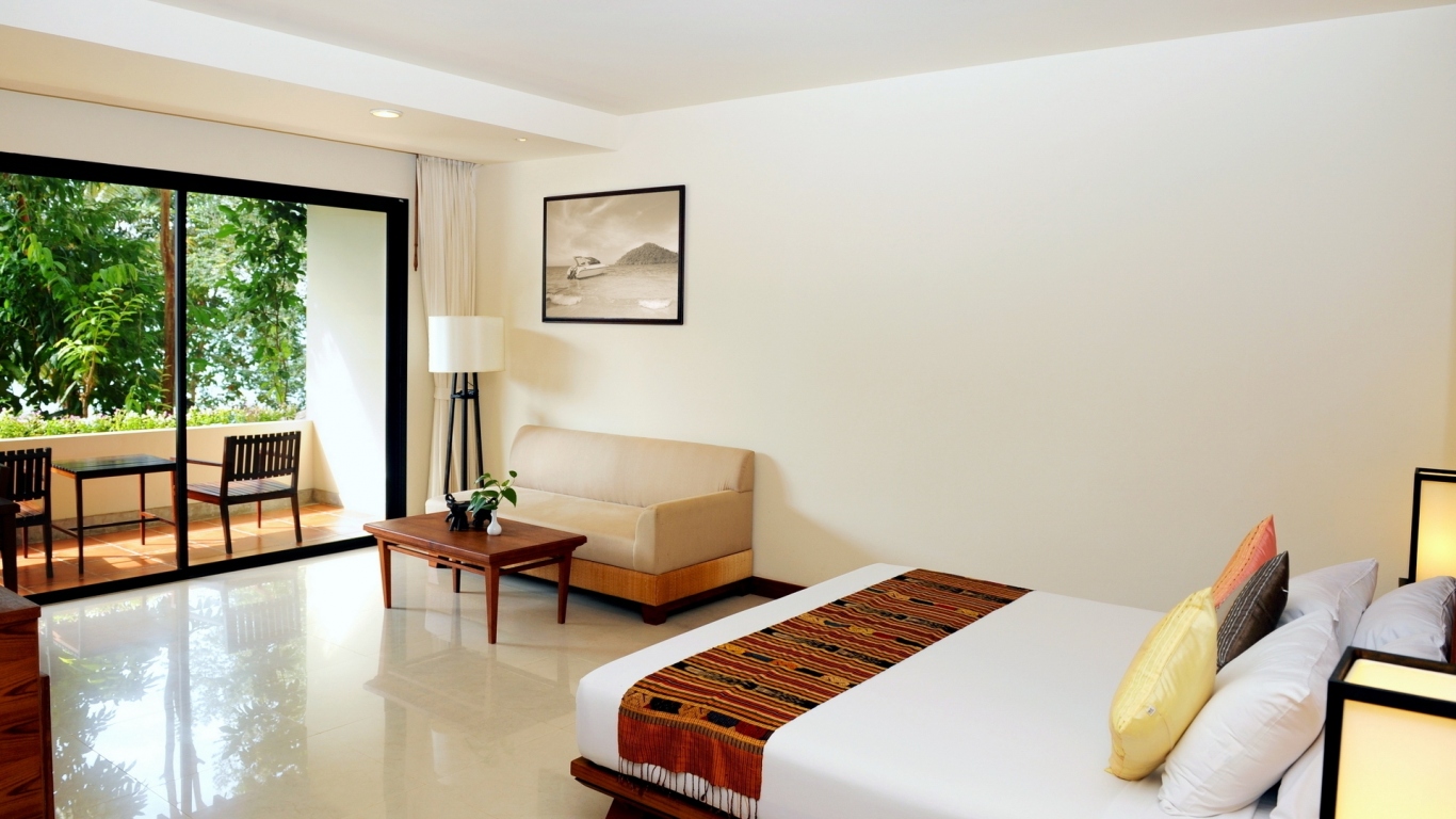 Светлая спальная комната