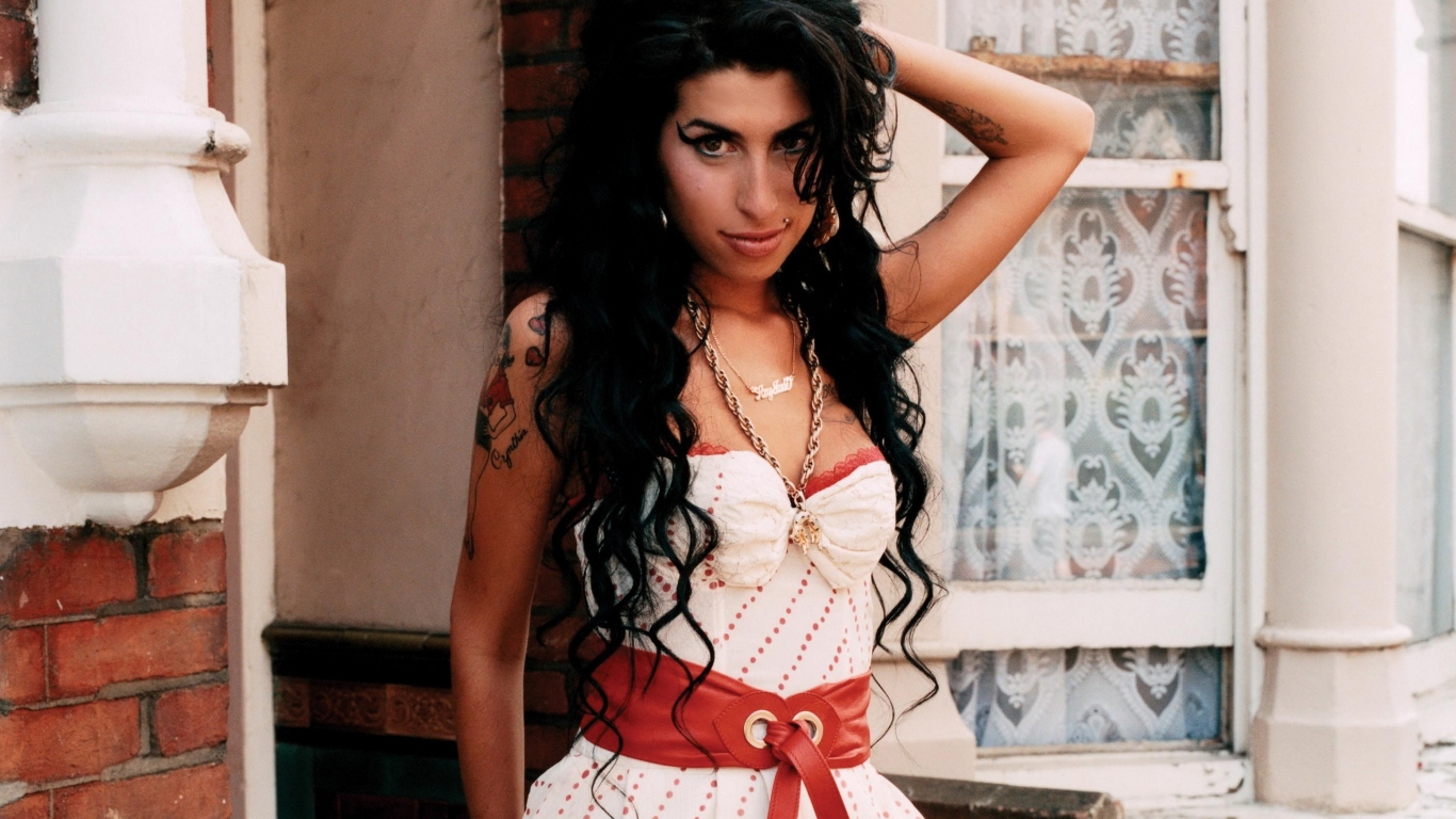 Эми Уайнхаус в платье