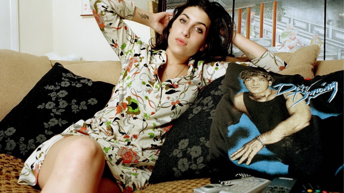 Эми Уайнхаус на диване