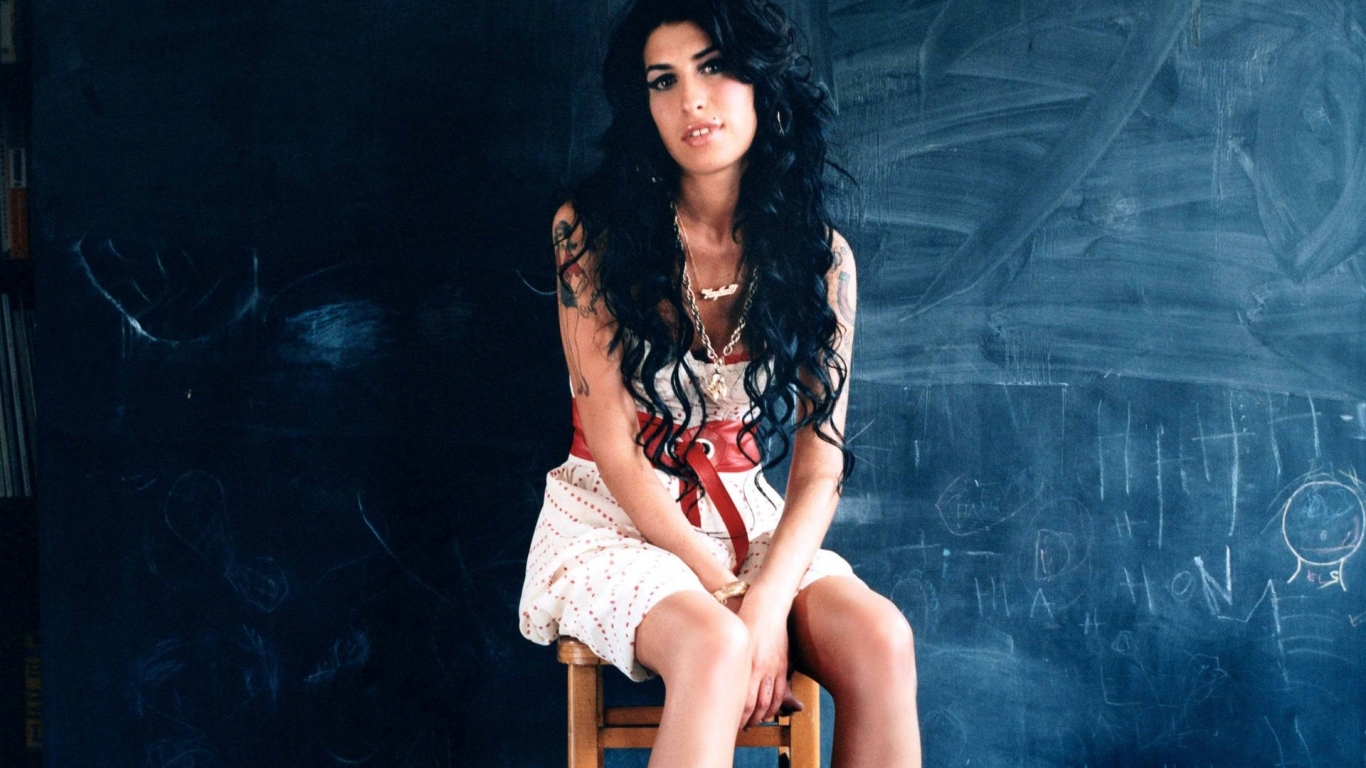 Эми Уайнхаус у доски