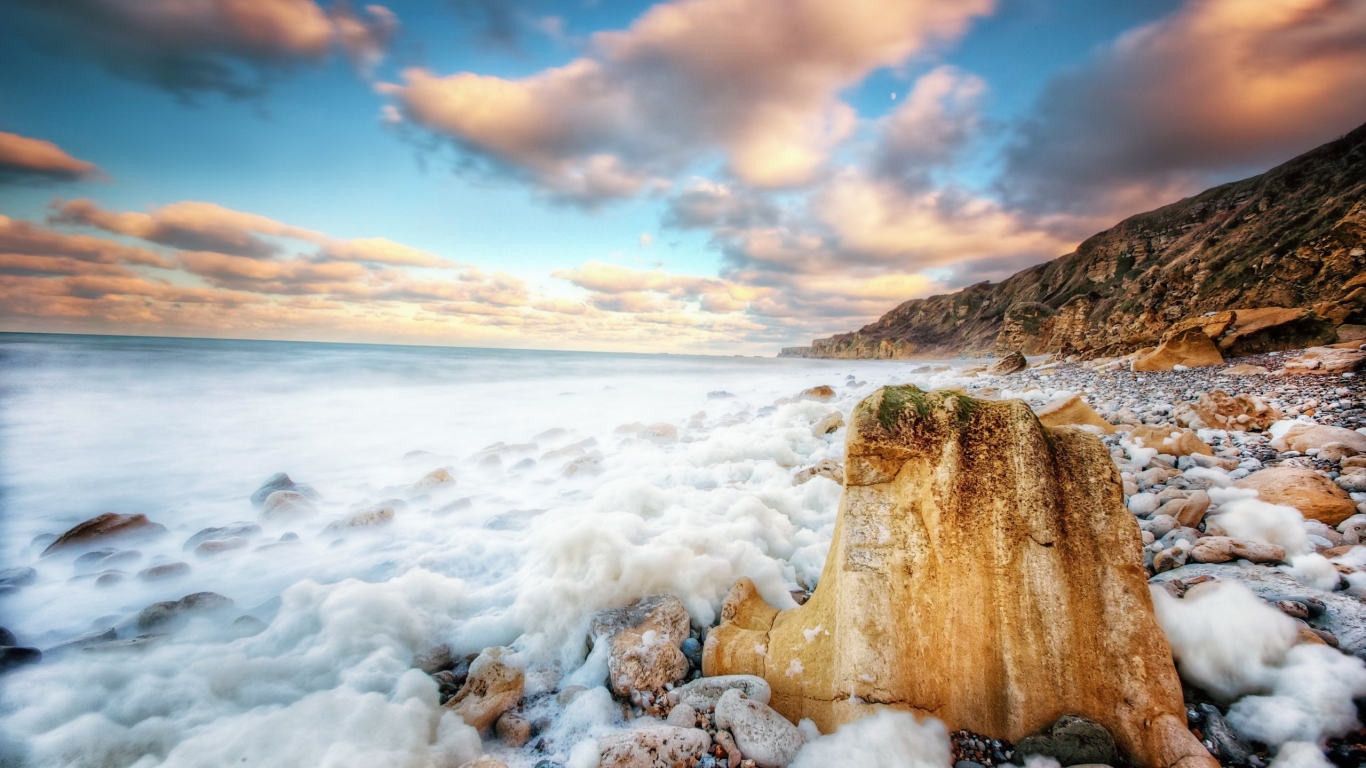 Камни на пляже