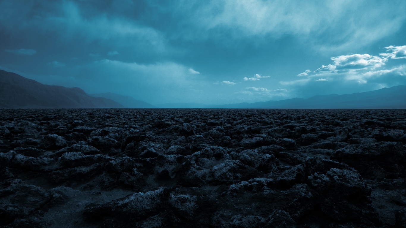 Синее небо над камнями