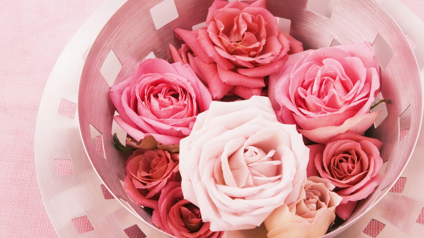 Бутоны роз в вазе