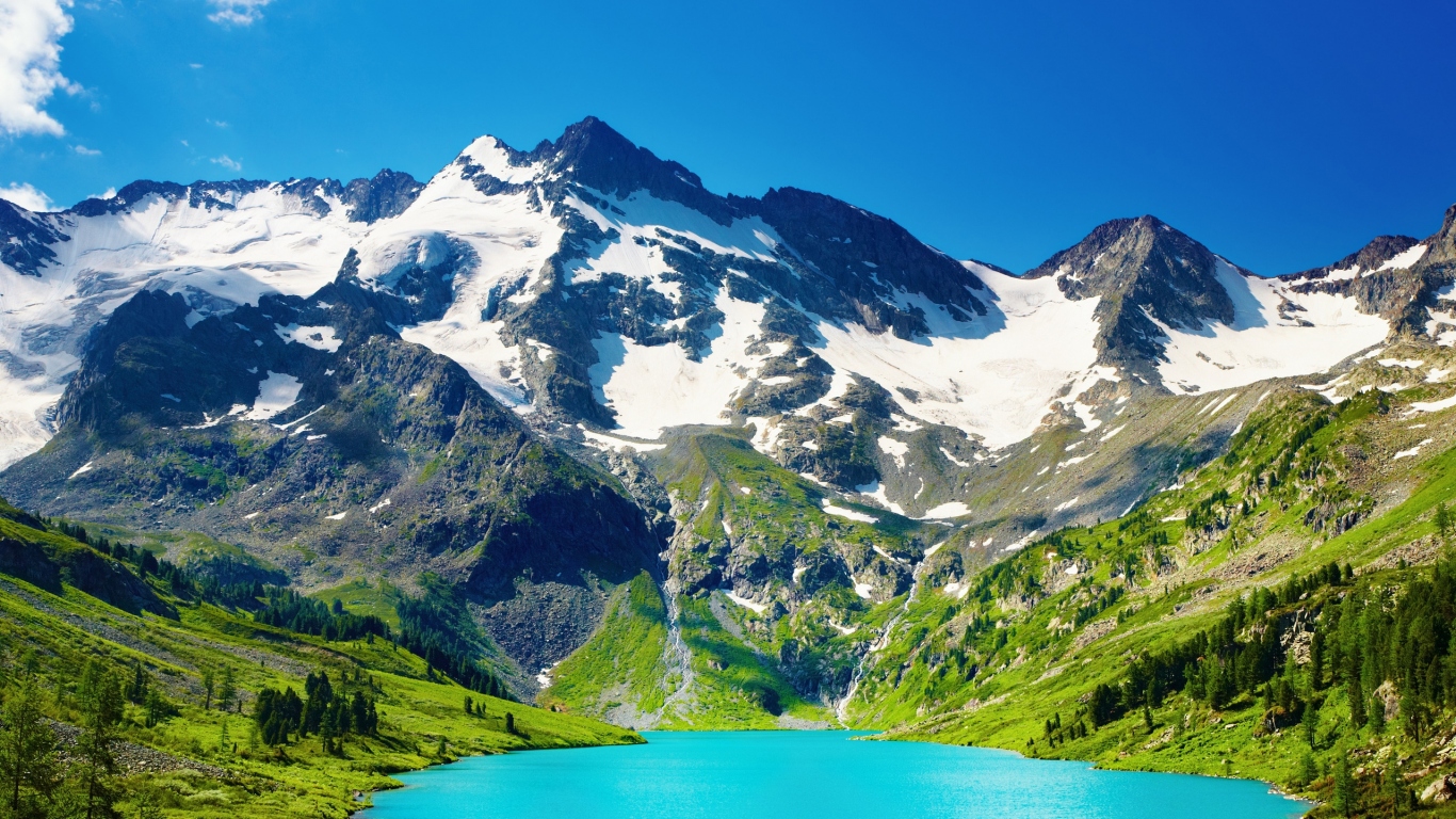 Голубое озеро в горах