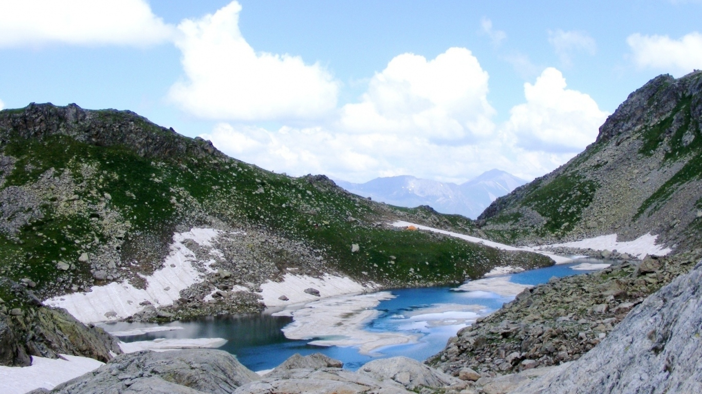 Озеро среди вершин