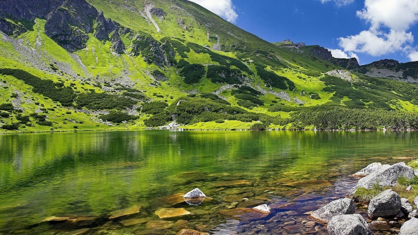 Озеро у подножия