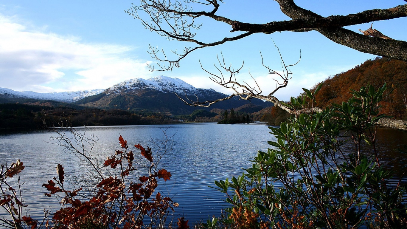 Озеро у подножия горы