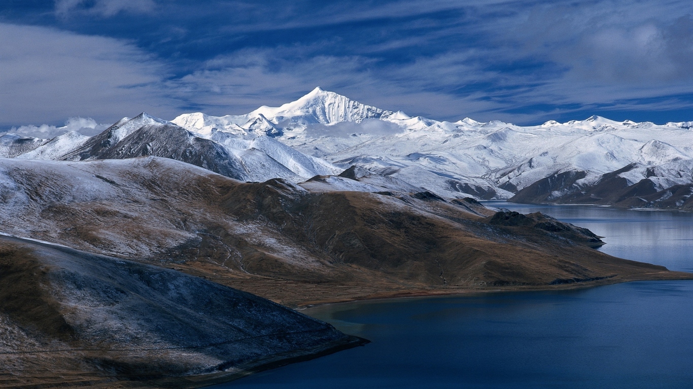 Озеро среди гор