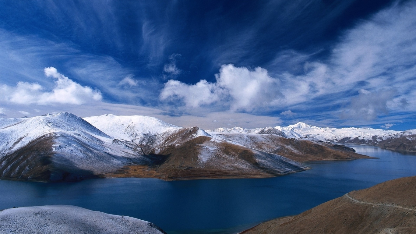 Горная долина и река