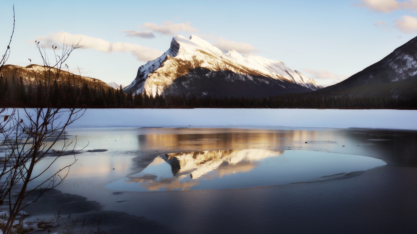 Горы и озеро