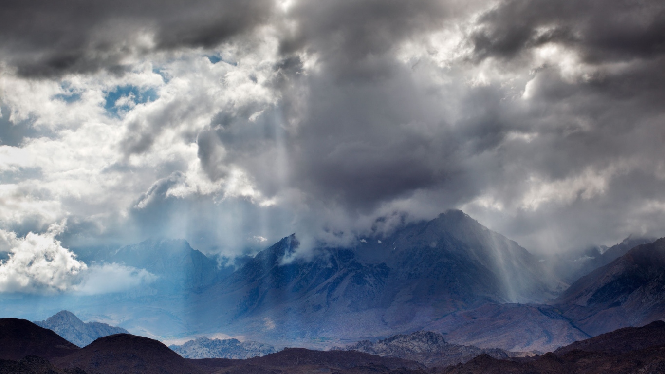 Пасмурное небо над горами