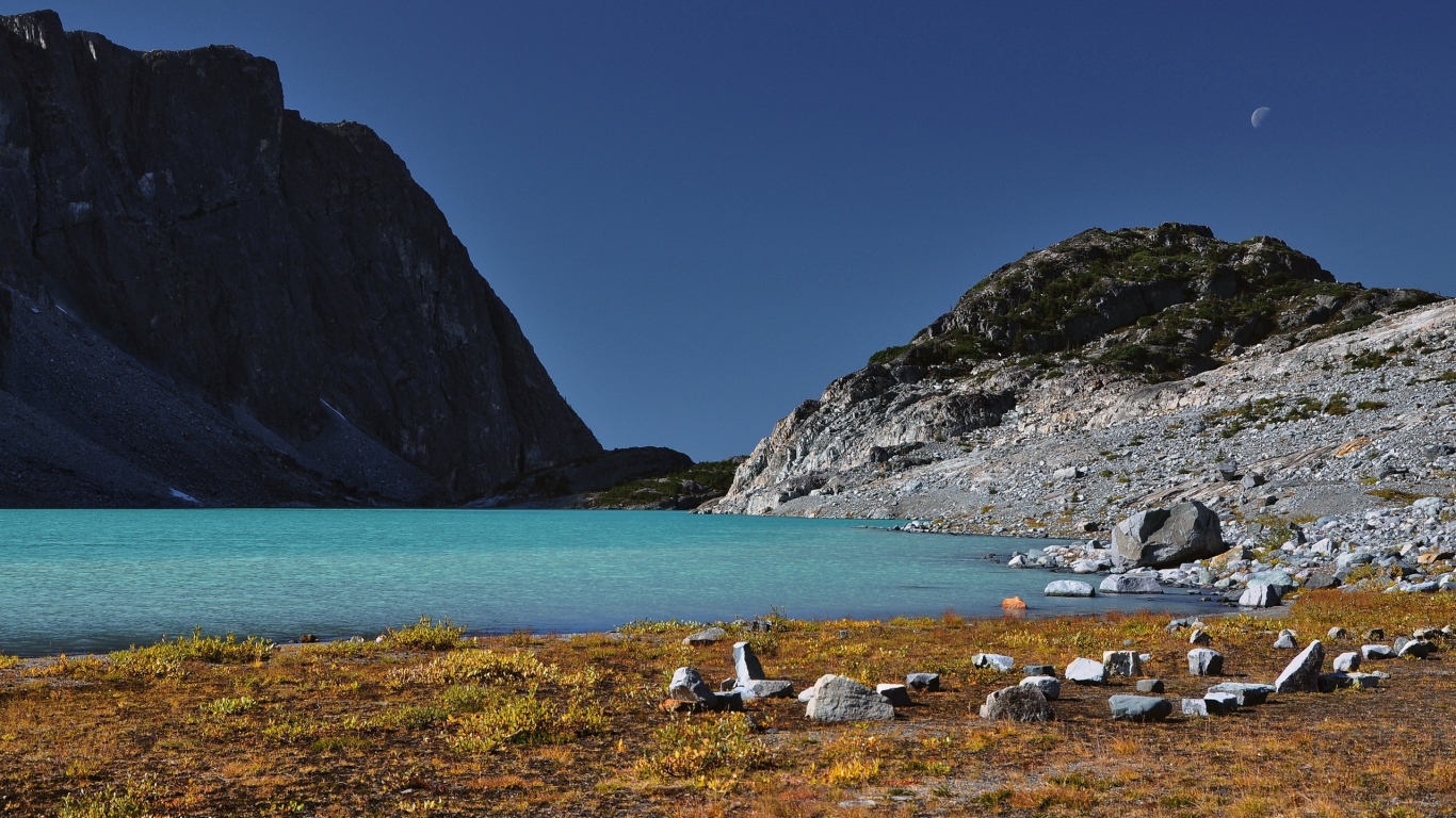 Скалы у озера