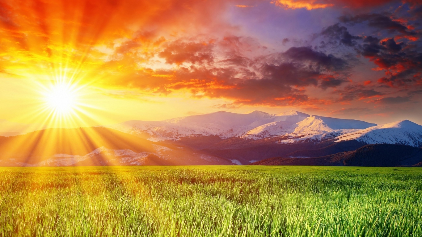 Заснеженные горы на горизонте