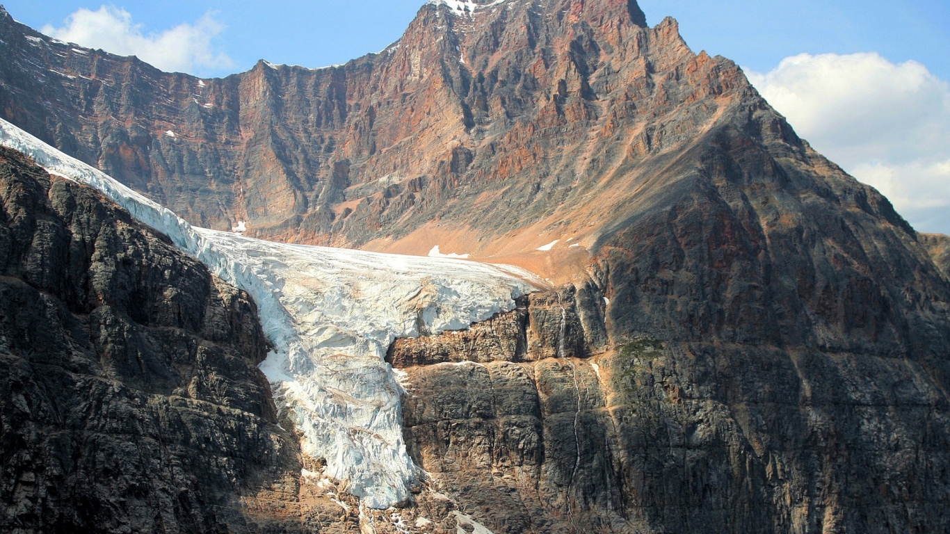 Снег в горах