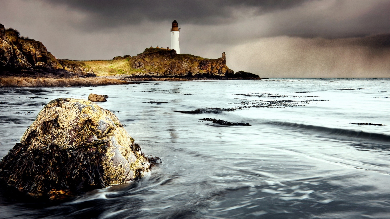 Маяк на берегу