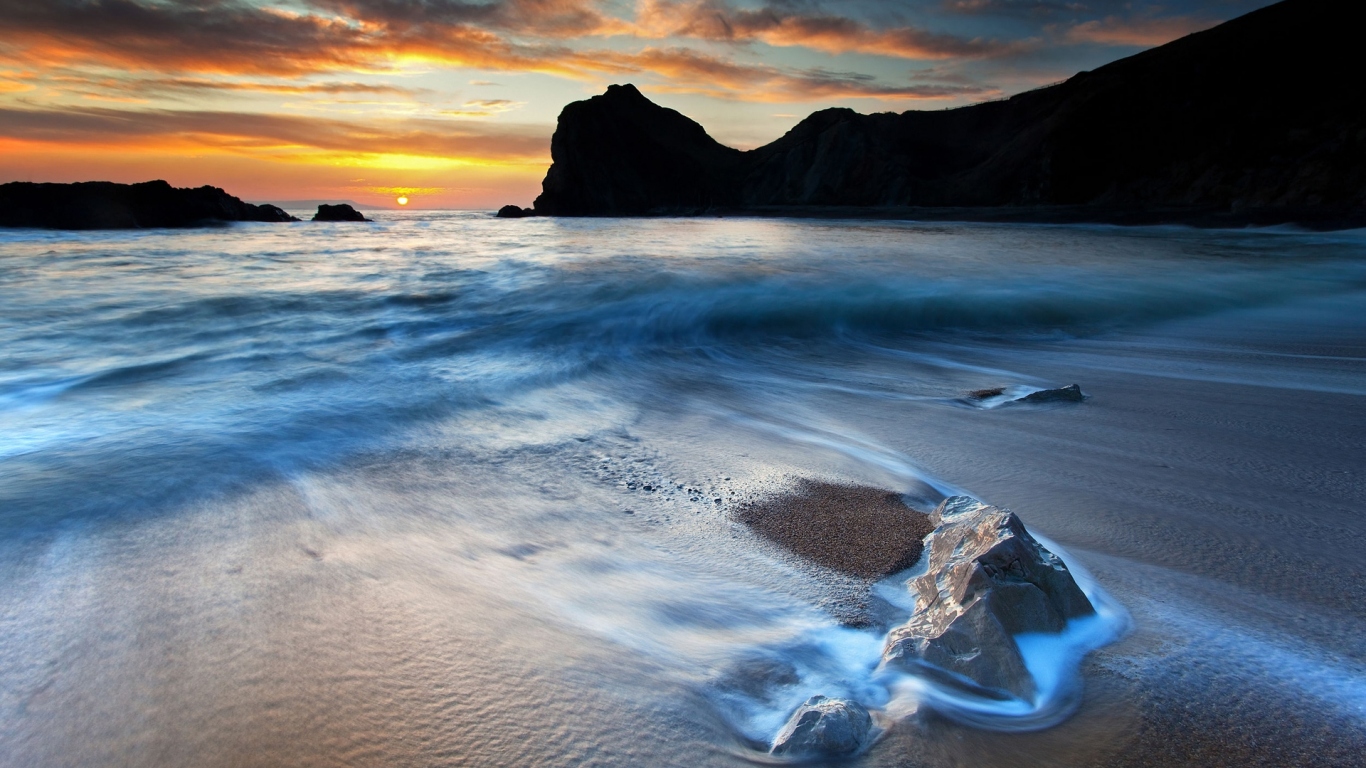 Песчаный берег на закате