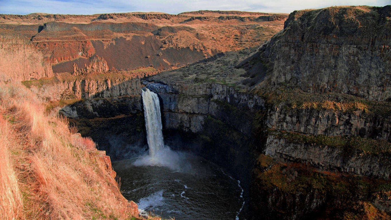 Водопад в каньоне