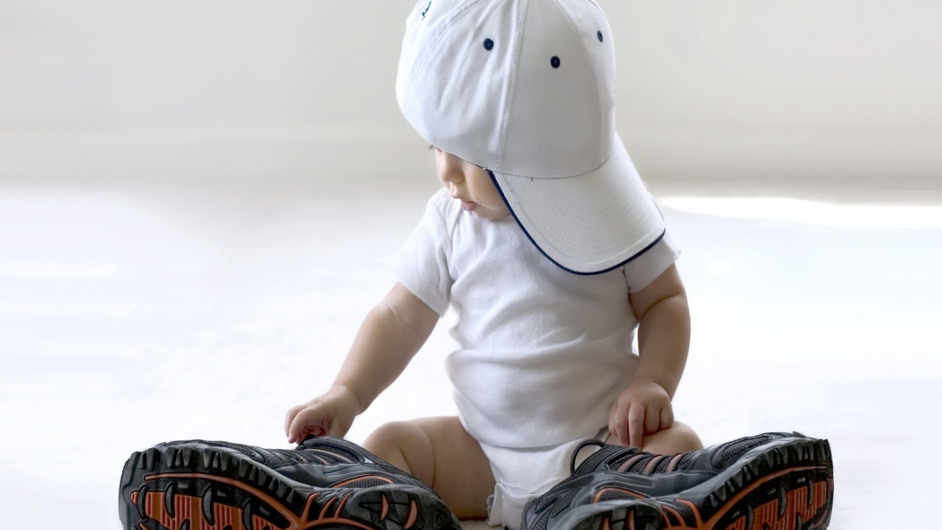 Малыш в большой одежде