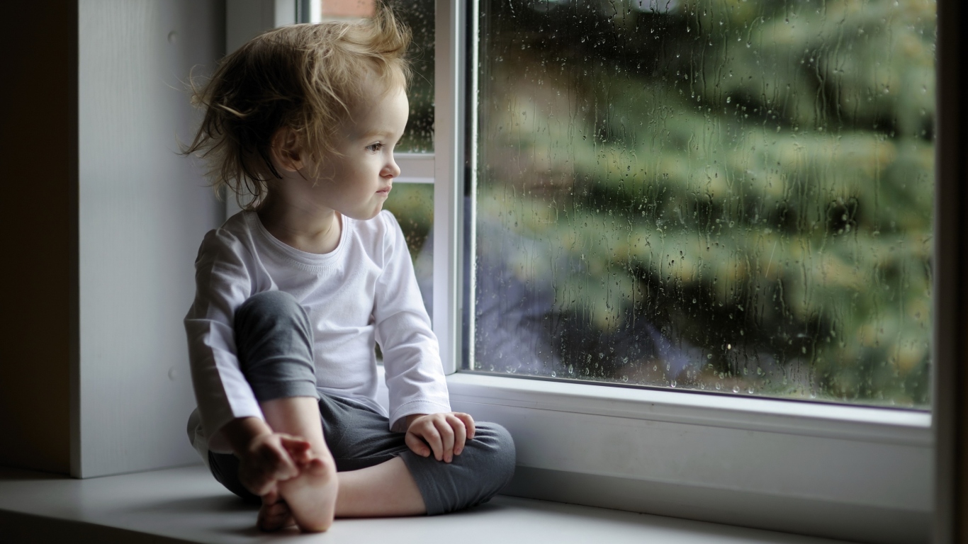 Девочка на подоконнике