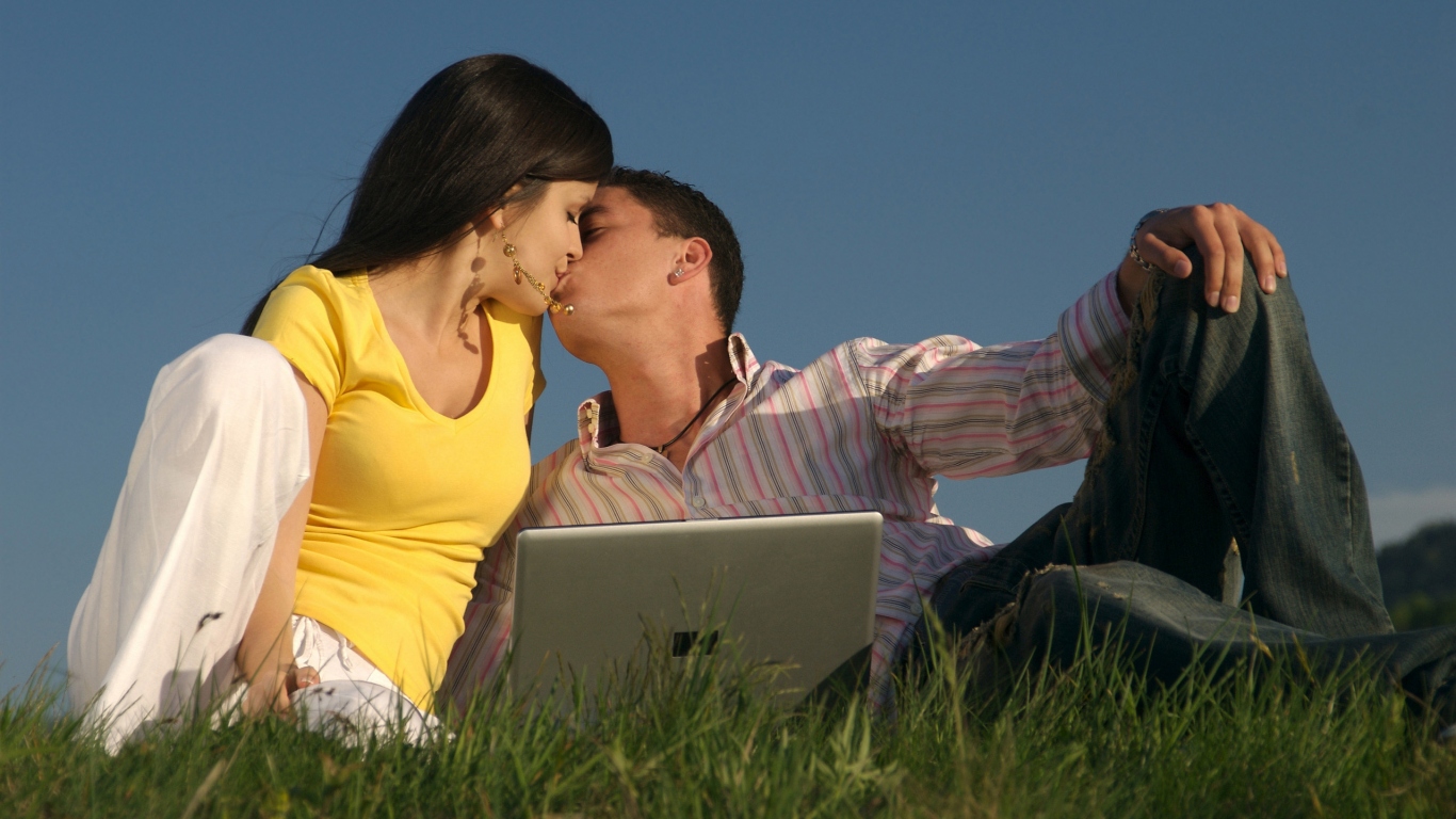Пара, поцелуй, ноутбук