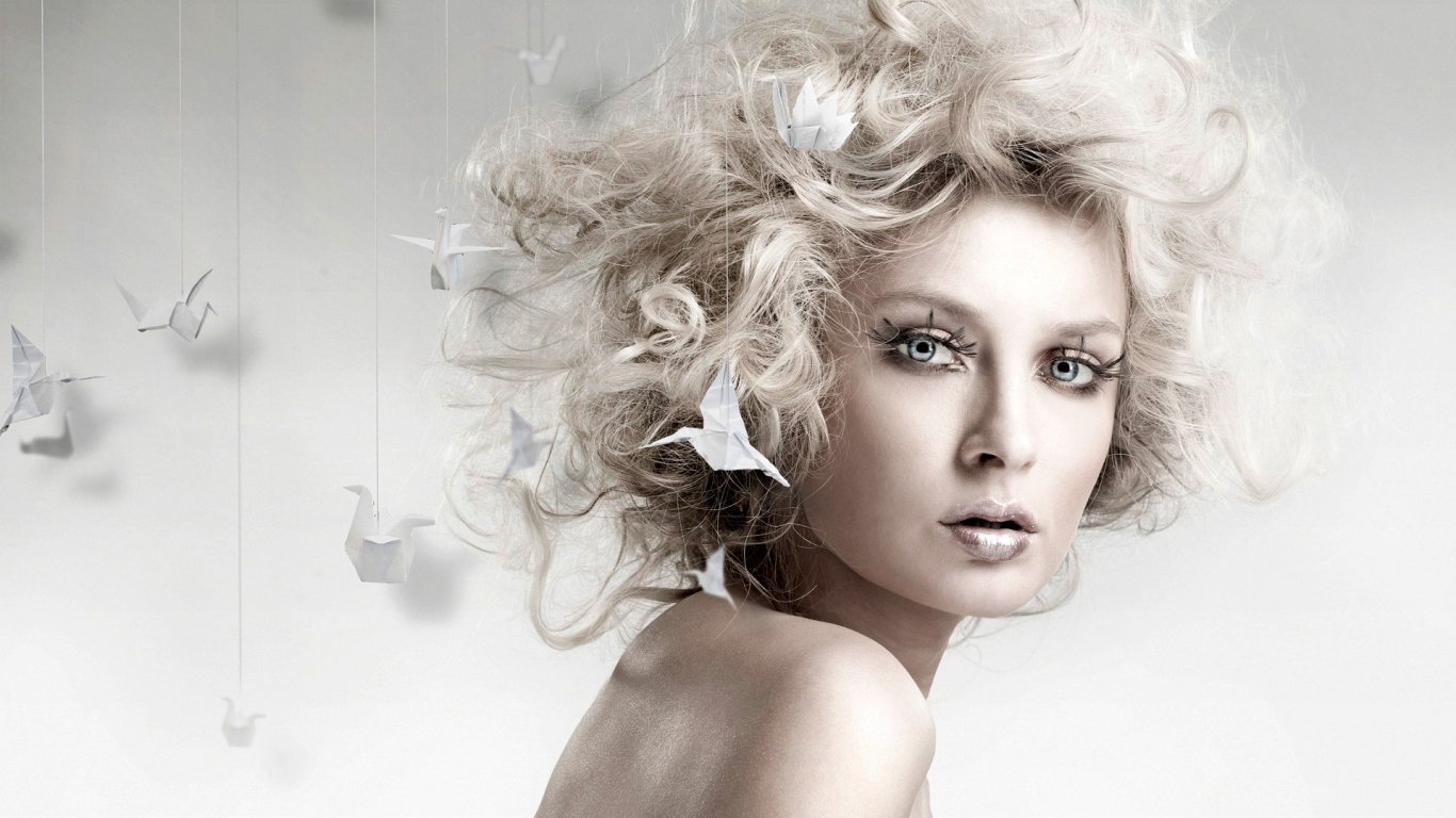 Девушка и птички