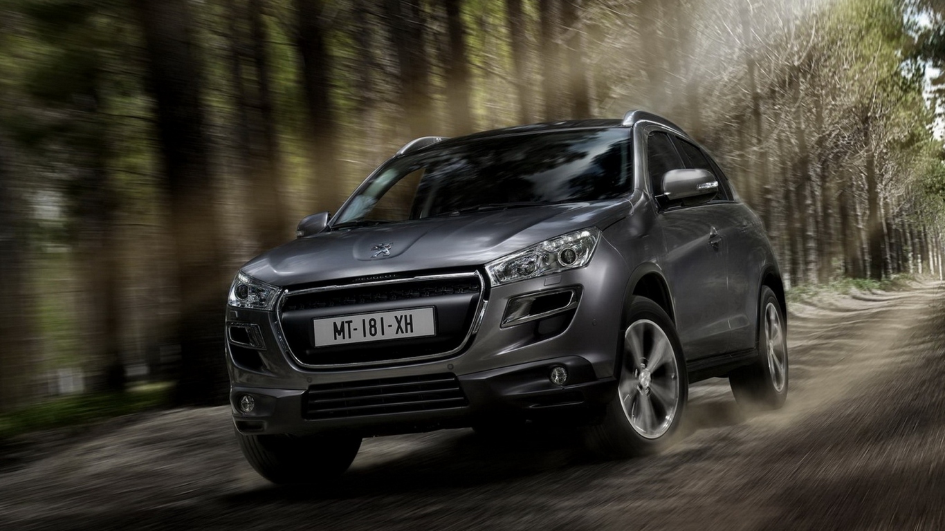 Peugeot 4008 в лесу
