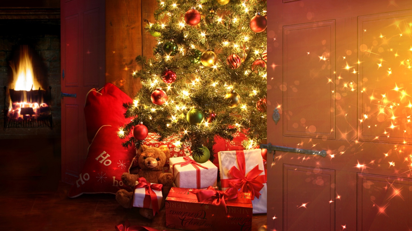 Рождественские подарки под елкой