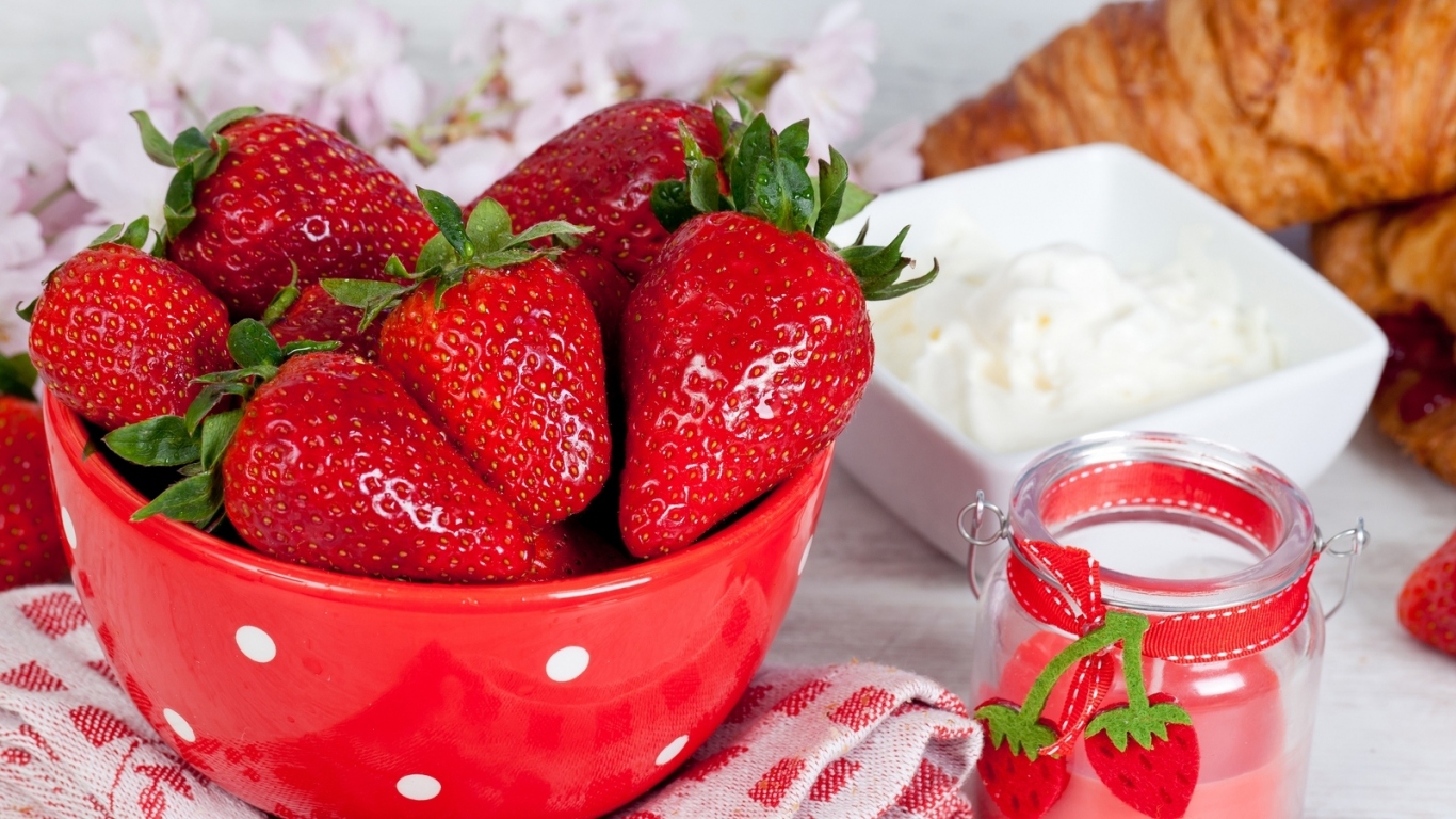 Клубника со сметаной