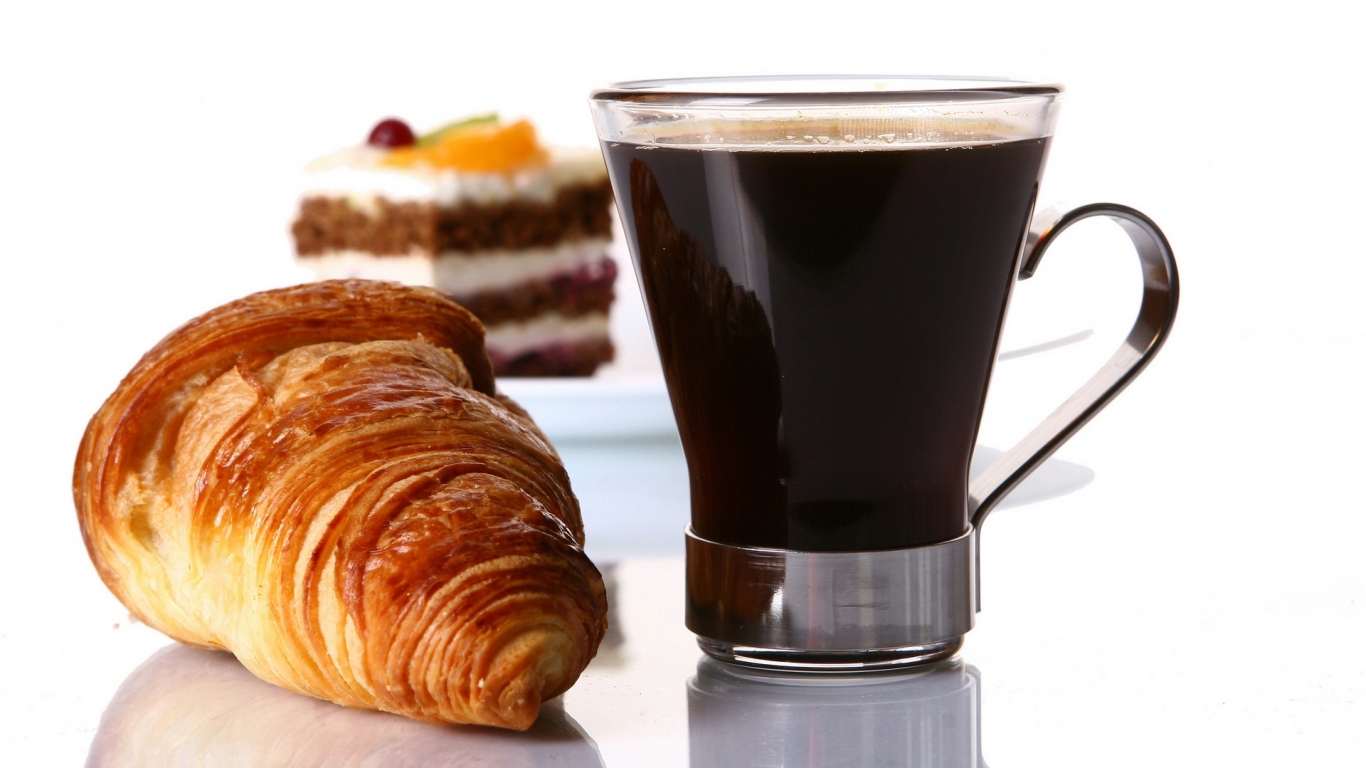 Круассан и кофе