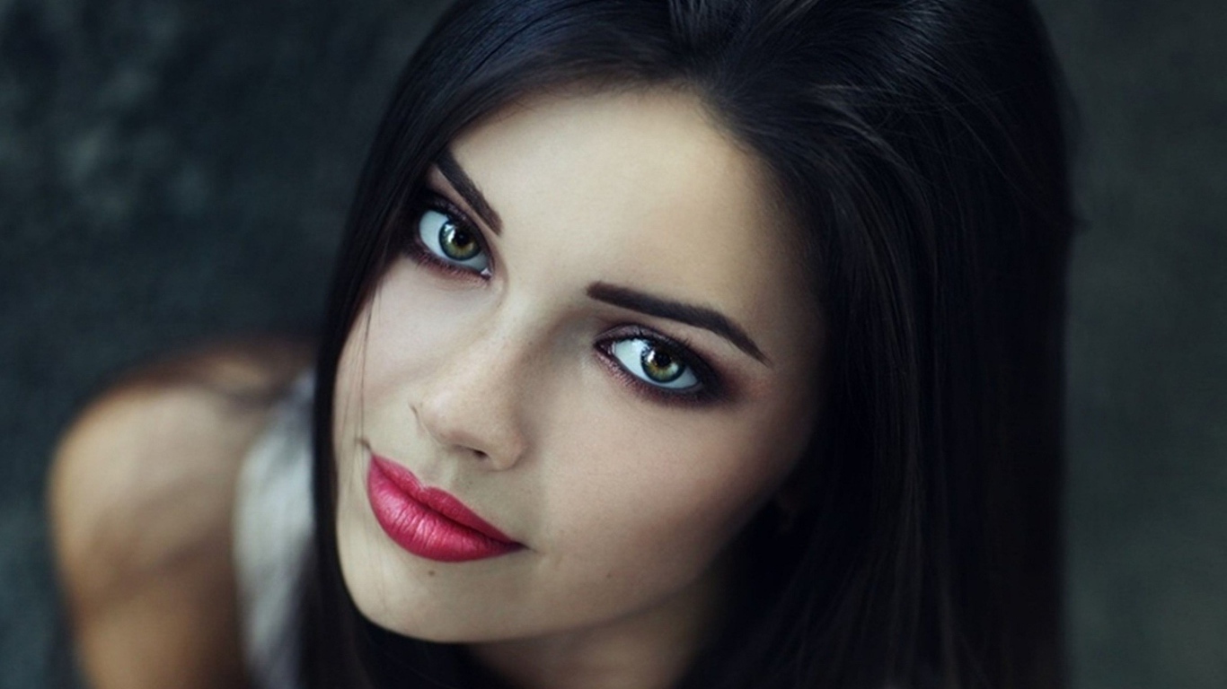 Брюнетка с красивыми макияжем