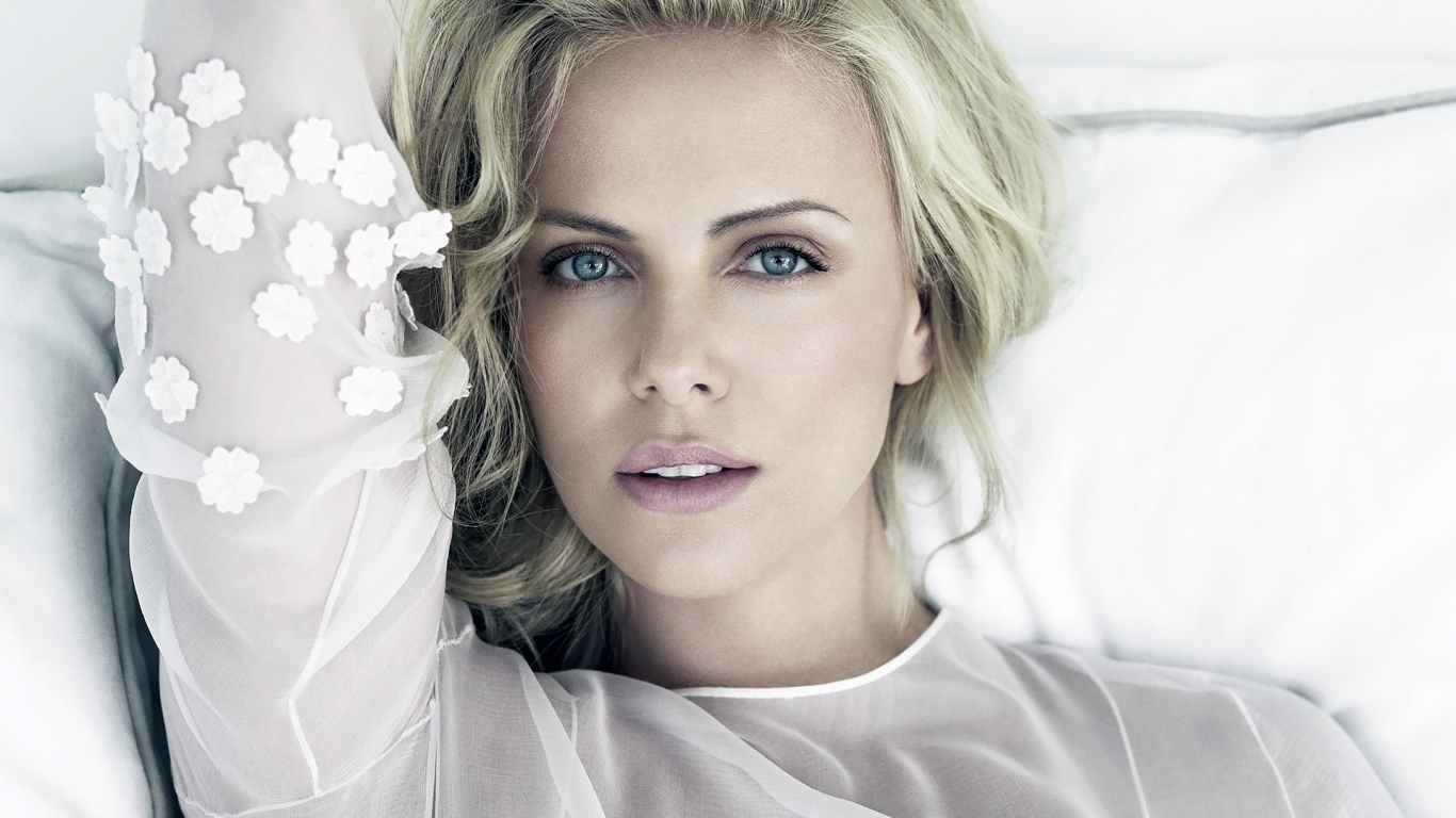 Нежная Шарлиз Терон (Charlize Theron)