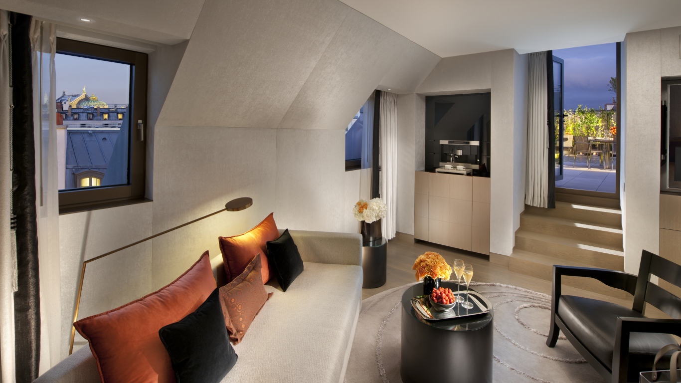 Комната с балконом