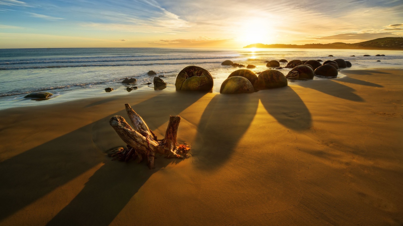 Каменные глыбы на золотом пляже