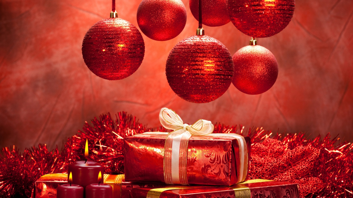 Подарки и красные шары