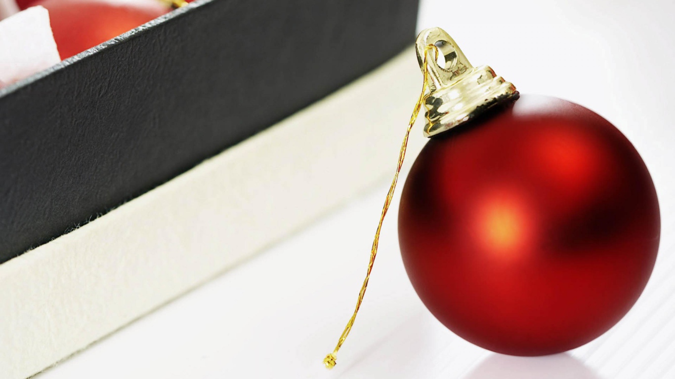 Красный шар для елки