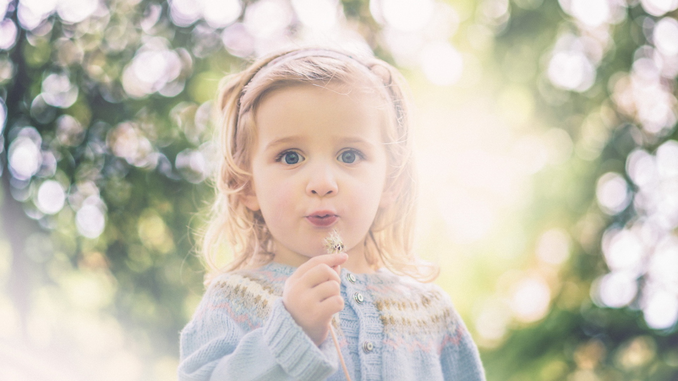 Девочка с одуванчиком