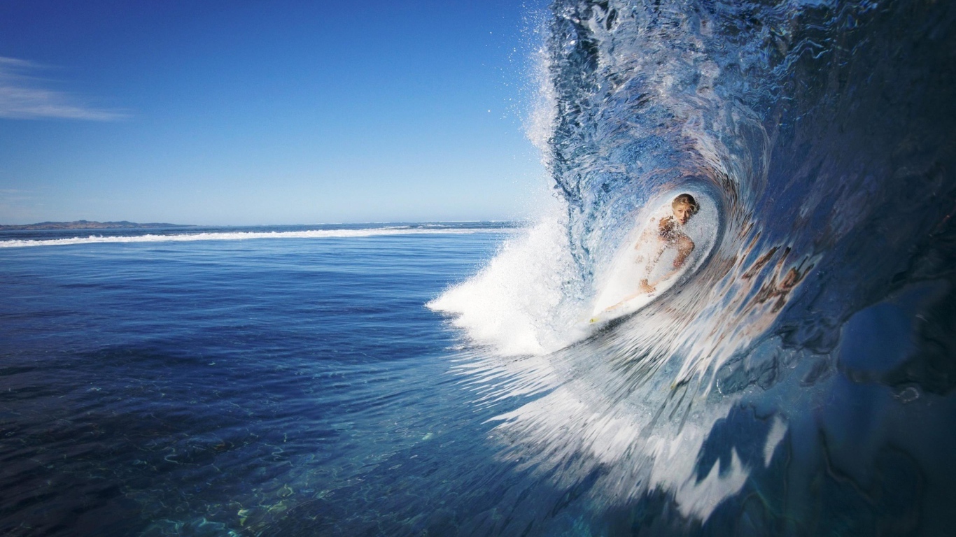 Серфер внутри волны