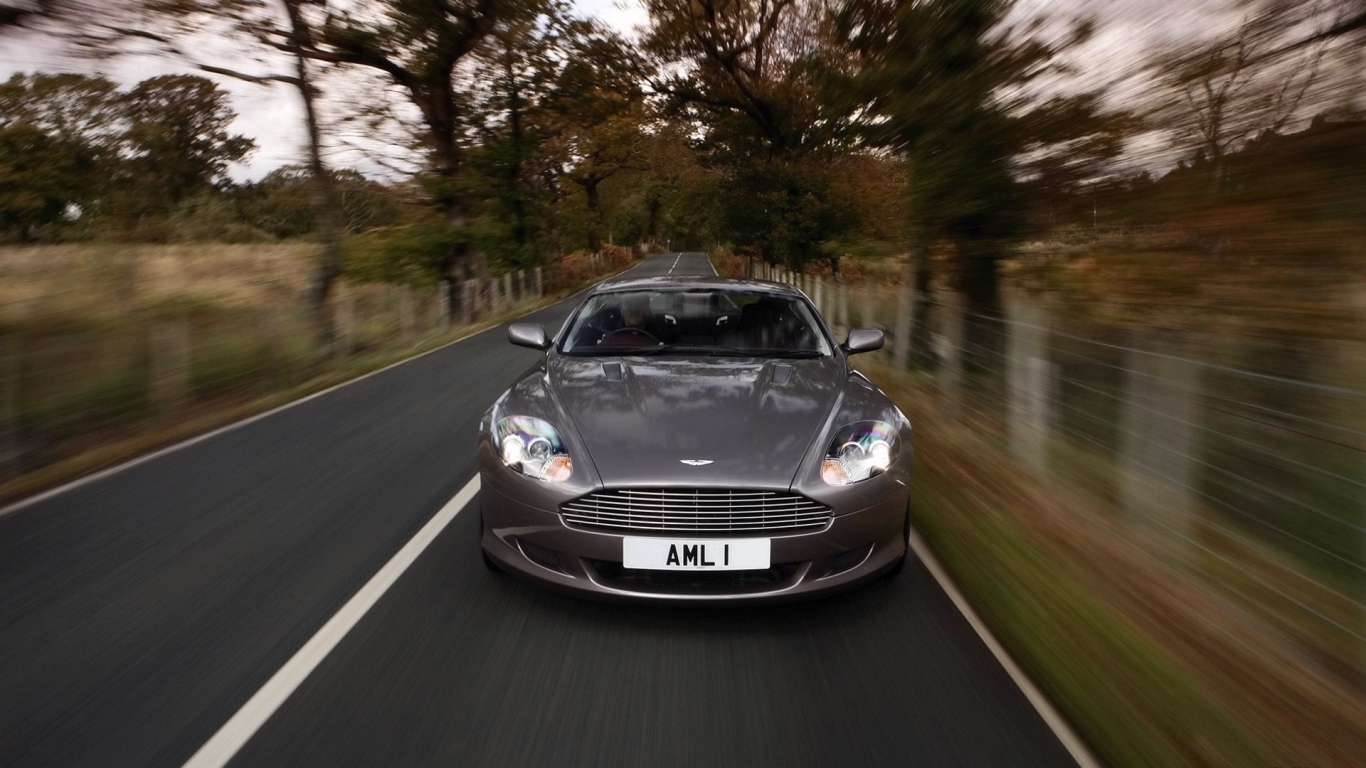 Автомобиль в движении по дороге