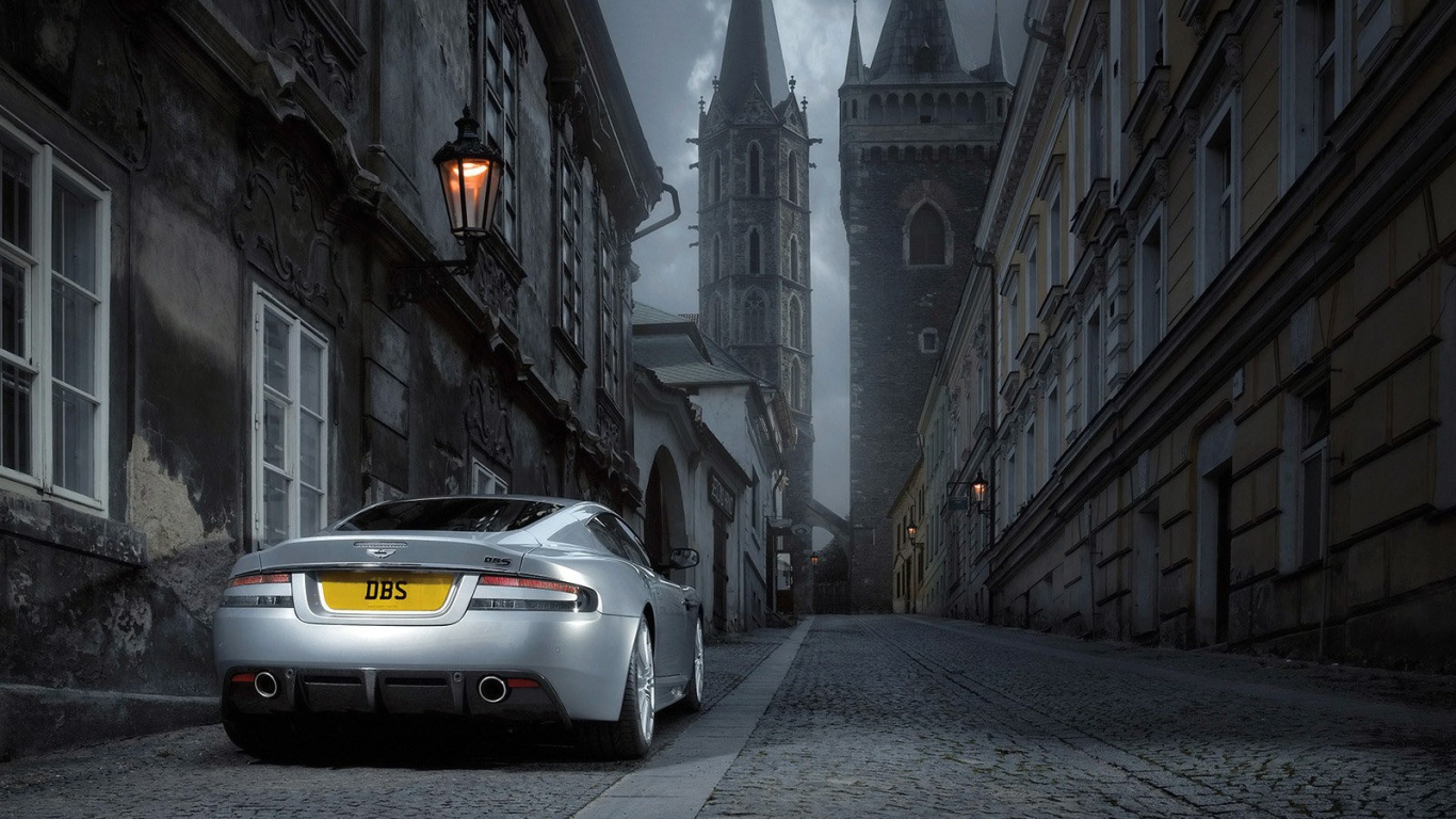 Современный автомобиль на старой улице