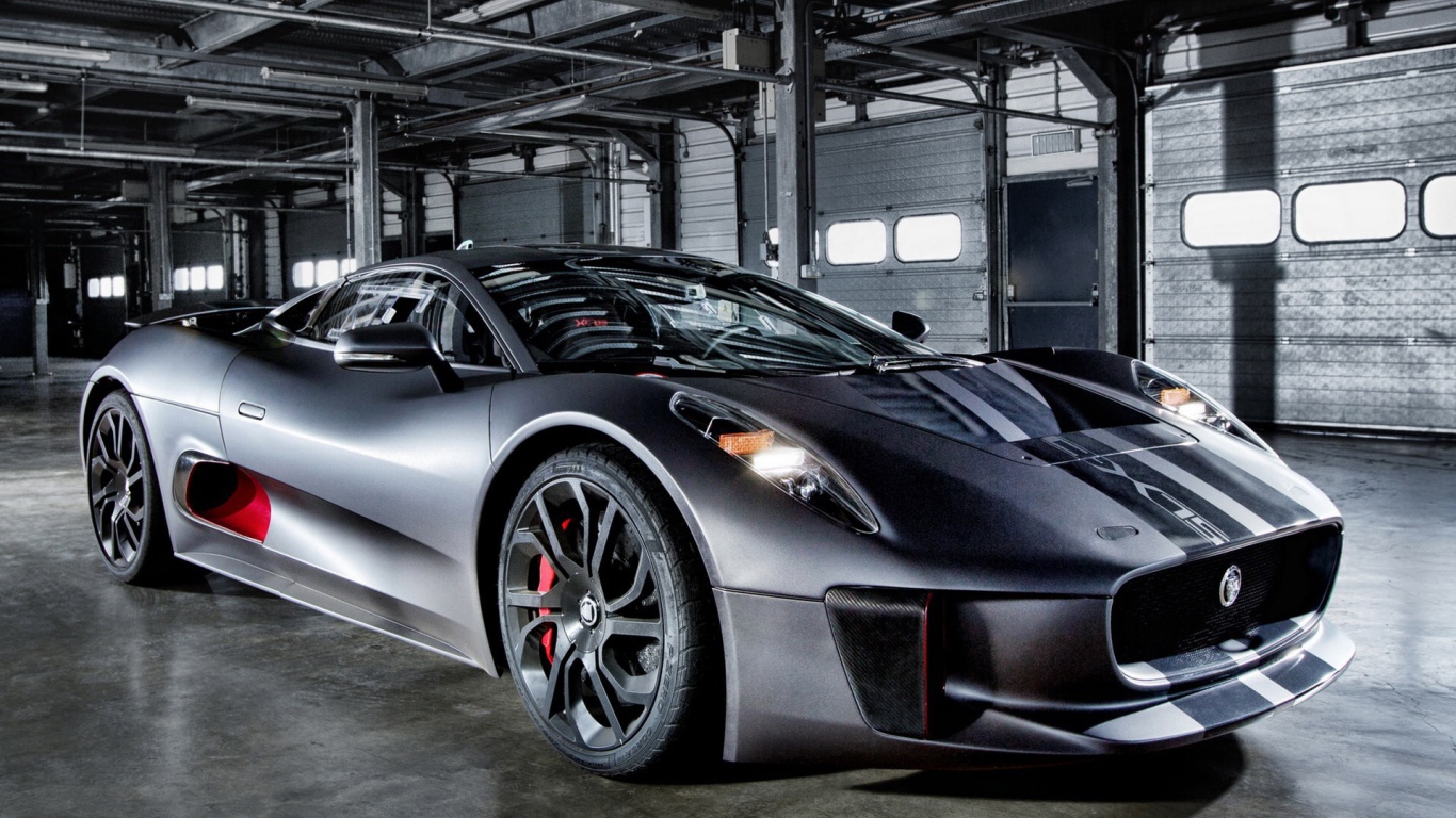 Спортивный автомобиль на стоянке