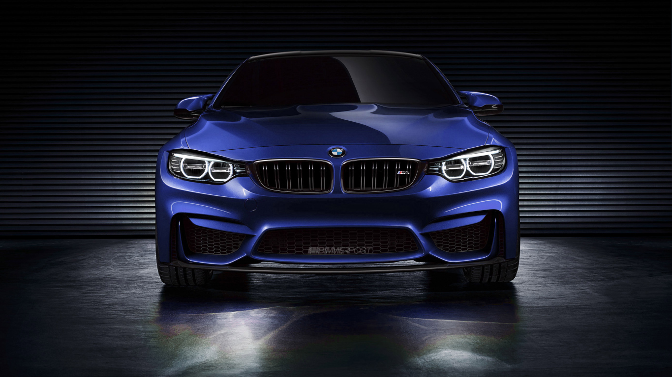 Синий BMW M4 в гараже