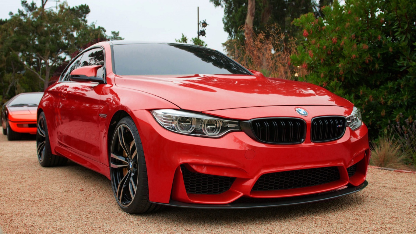 Красный BMW M4 на вечеринке