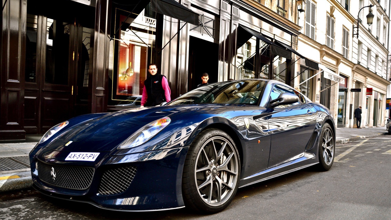 Автомобиль Феррари синий