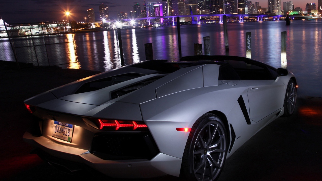 Ламборджини на берегу моря